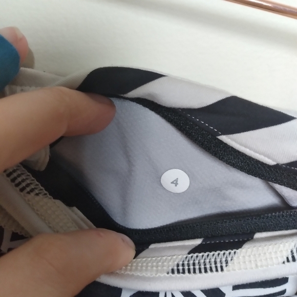 Lululemon Black and White Inspire Cropped Leggings Size 4 - Picture 7 of 9